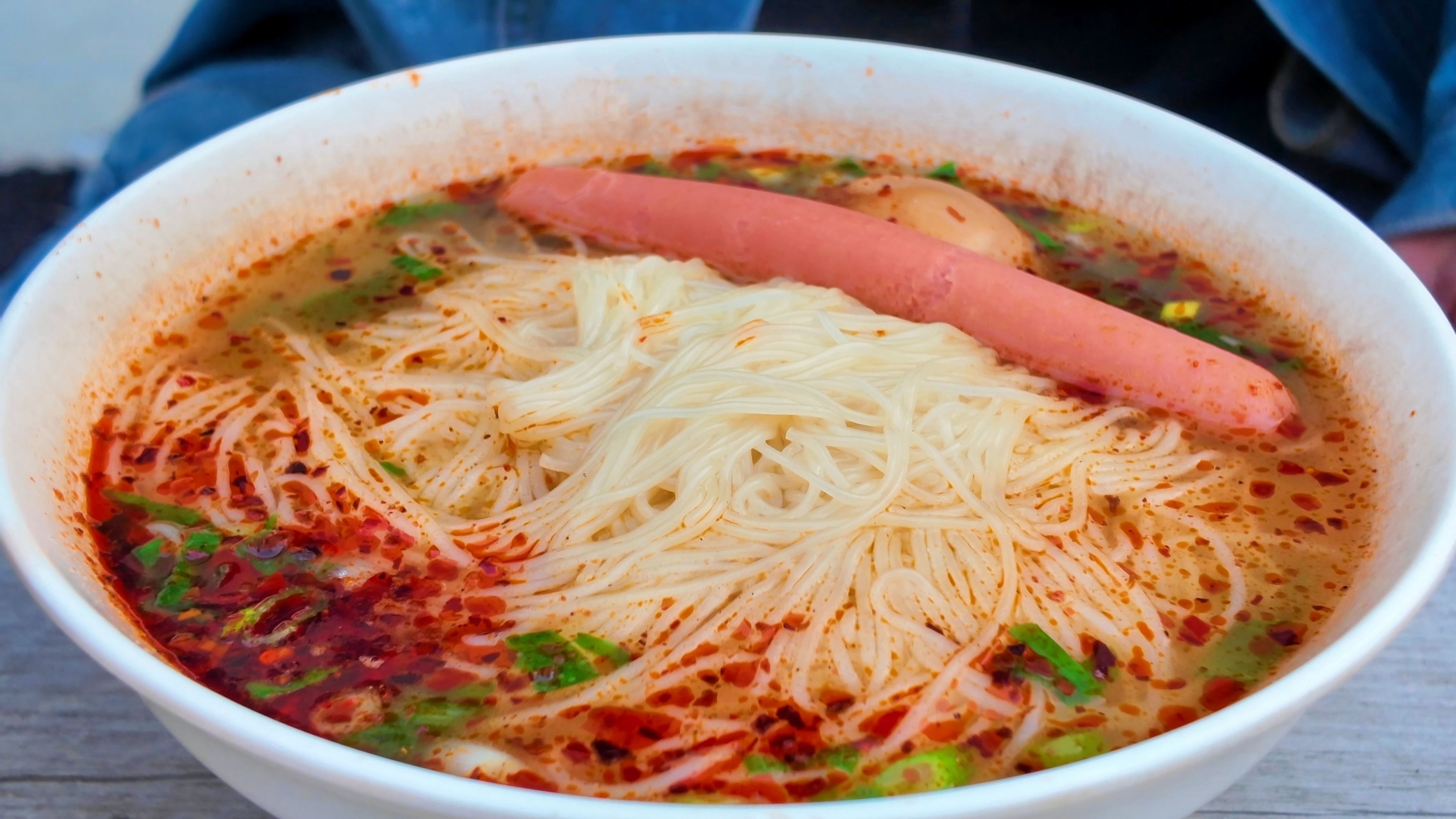 在淮北，我来到了三矿，随机找了一家烫面小店，店里店外食客不少，都是住在附近的街坊
