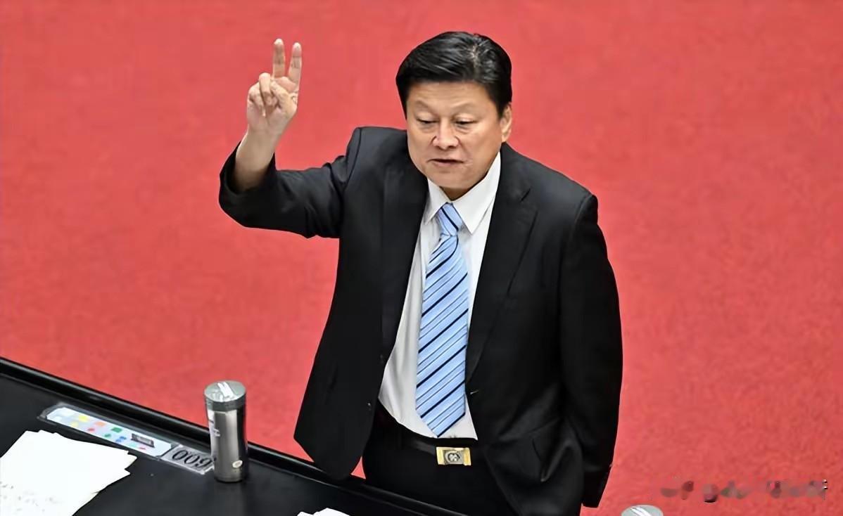 台湾当局总预算通过
拖了八个月
拖了个寂寞
没怎么砍预算
最终在韩国瑜的主导下