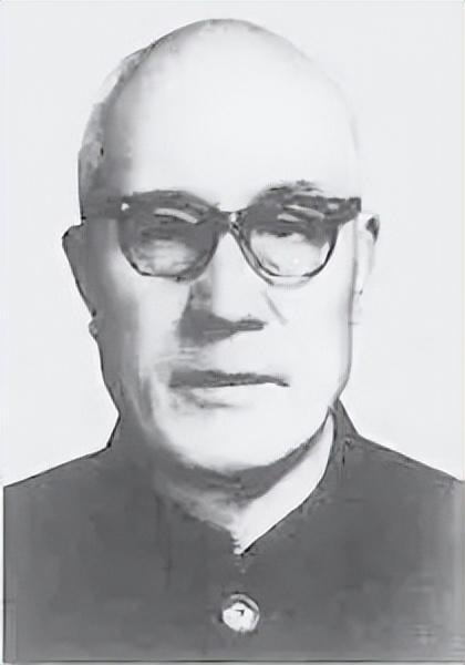 1957年，毛主席在青岛游泳后得了重感冒，高烧不退。省委书记请来一位老中医。老中