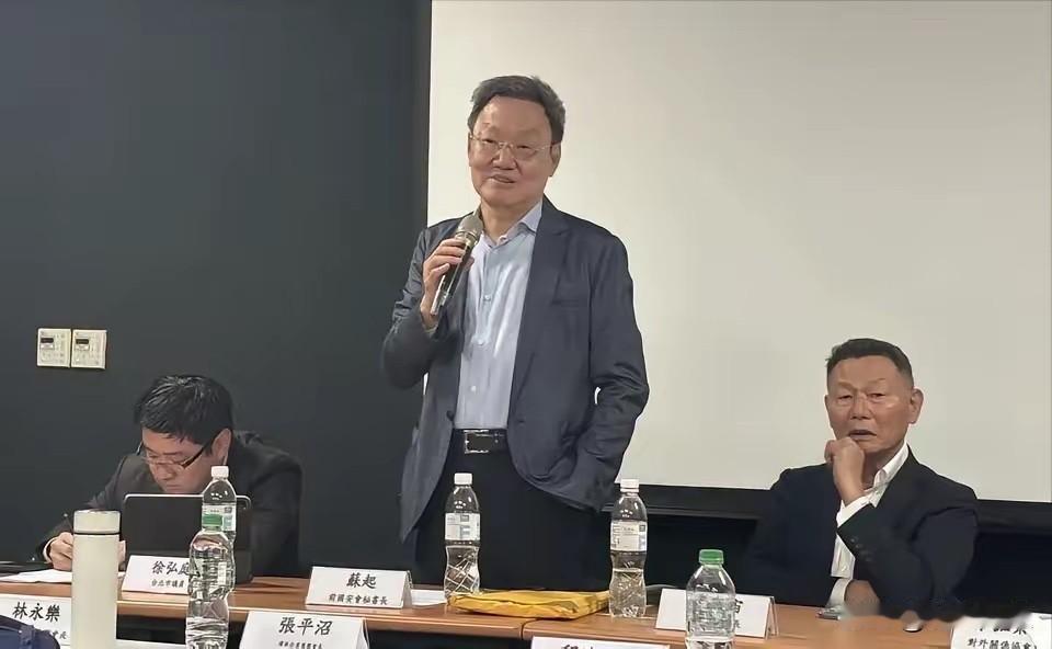 马英九执政时第一核心幕僚苏起最新研判称，关于如何完成两岸统一，北京给华盛顿与台北