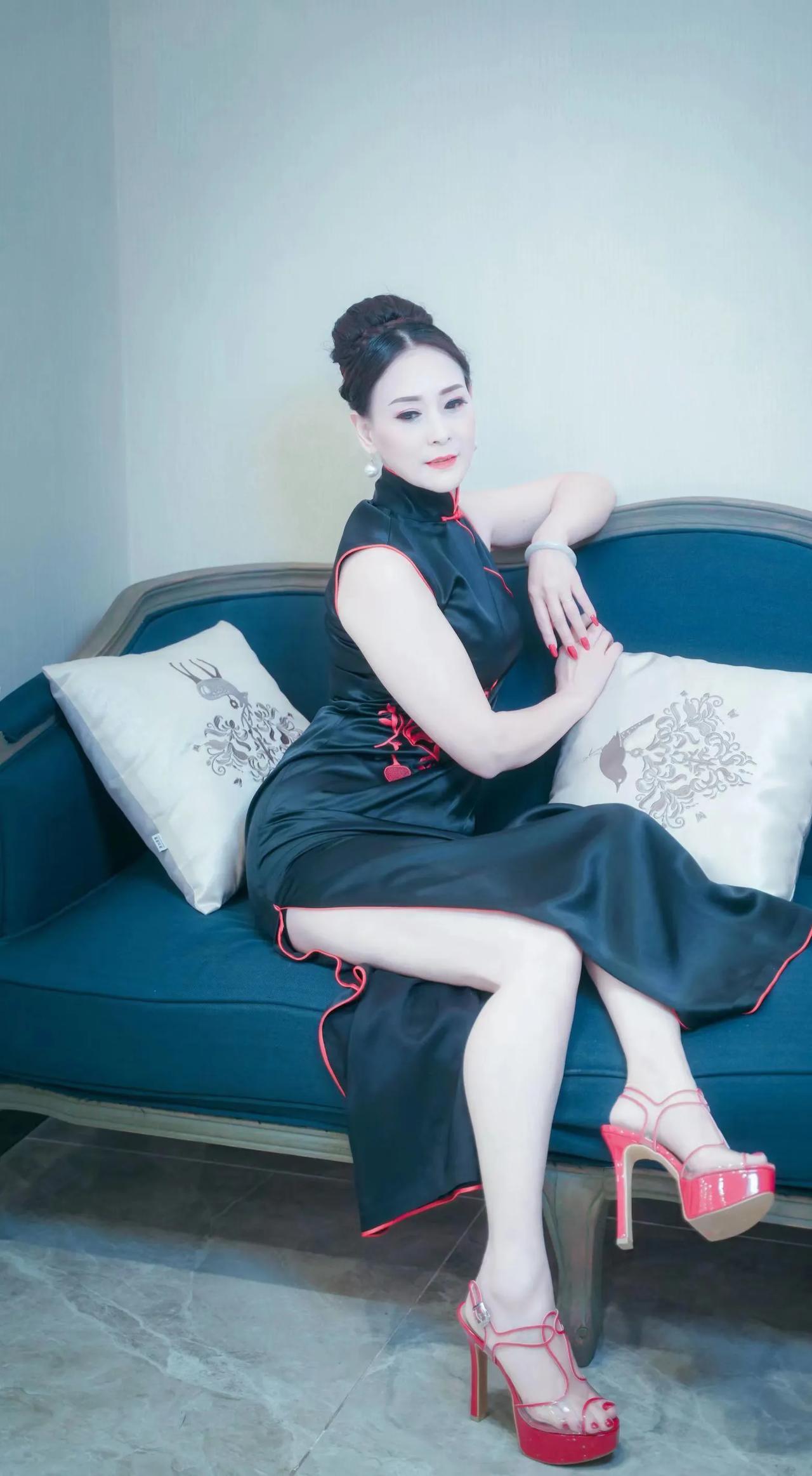 旗袍美阿姨
阿姨今年已经五十岁了，自己开了一家旗袍店平时自己也非常喜欢穿旗袍，旗