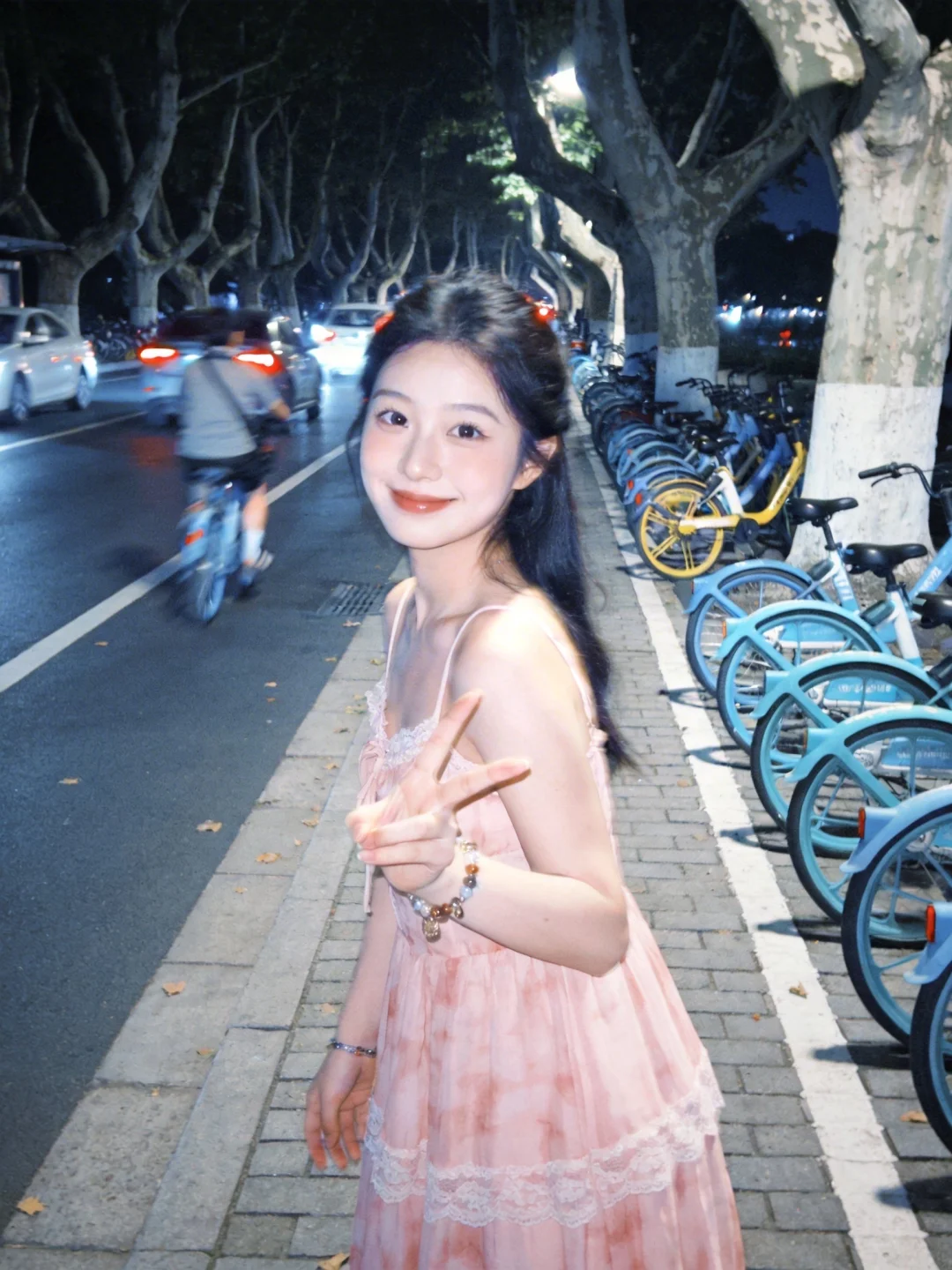 日常抓拍，非对称构图，斜拍，扭头，侧身，开心，高噪点，低画质，边缘柔焦，面部失焦