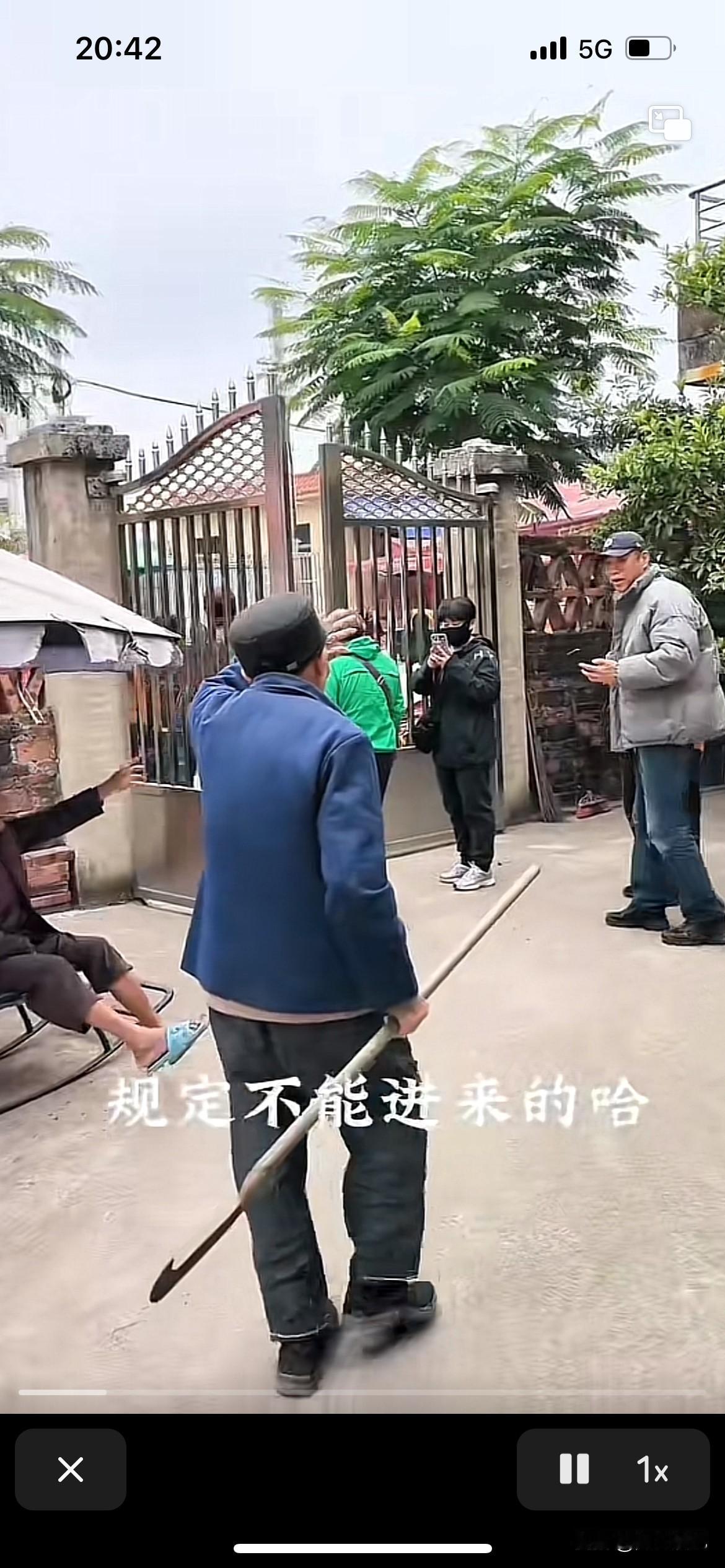 游客直接打开全红婵家大门，闯进她家，全红婵爷爷实在是看不下去，拿起镰刀就开始赶人