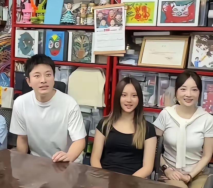 甜馨14岁了，跟父母同框，笑得很开心。

9月9日，她自己发了视频，说妈妈坚持三