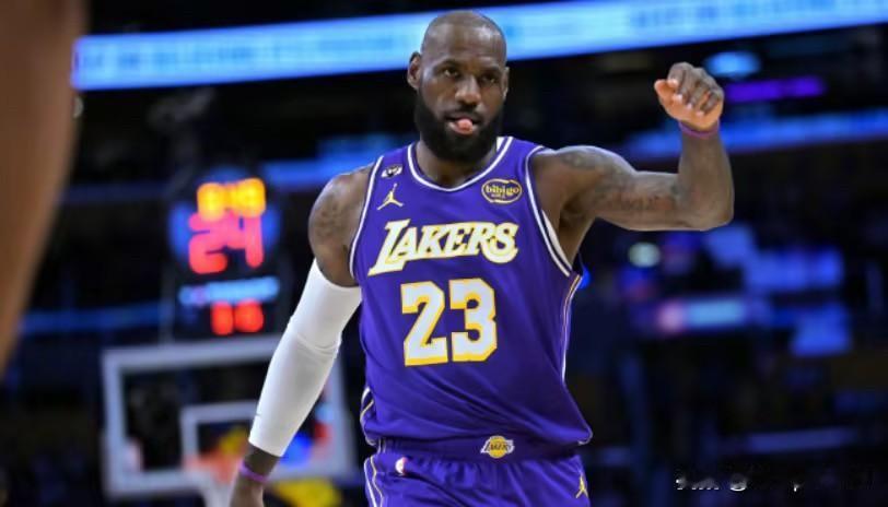 NBA官方宣布，詹姆斯将不会出席今日的NBA全明星媒体日活动，他将于美国西海岸时