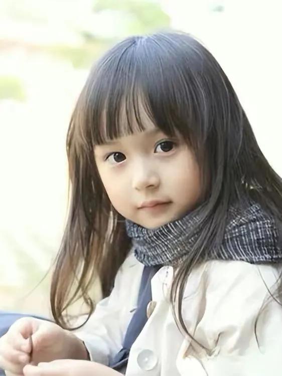 你绝对想不到！这个小女孩凭什么让网友直呼“别人家的孩子”？
第一，她甜美可爱，演