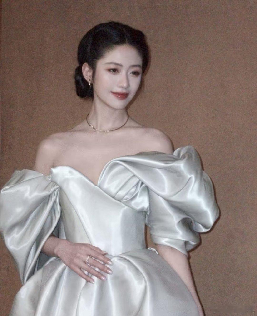 向涵之评论区 母女哪有隔夜仇一场“恋情”风波，两天之内从劝分刷屏到和解刷屏。看似