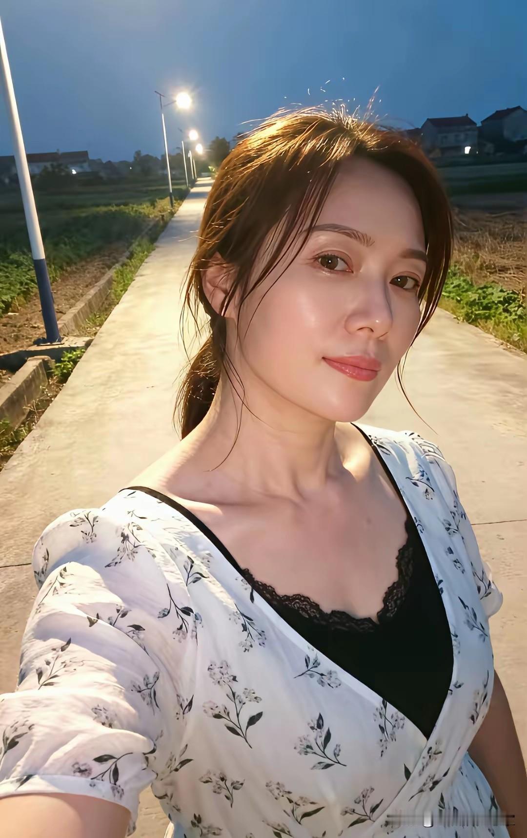 原来人这一辈子，口味真的会悄悄改变
 
走在乡间的晚风里，路灯把影子拉得很长，看