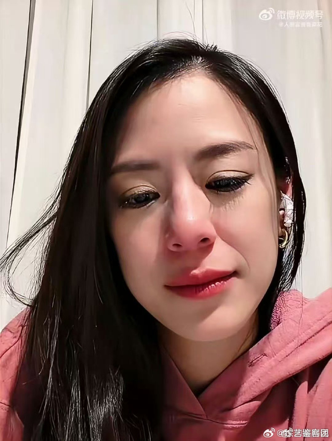 江语晨直播哭了琐事缠身身心俱疲，官司问题始终难以摆脱，江语晨直播流露脆弱，十分想