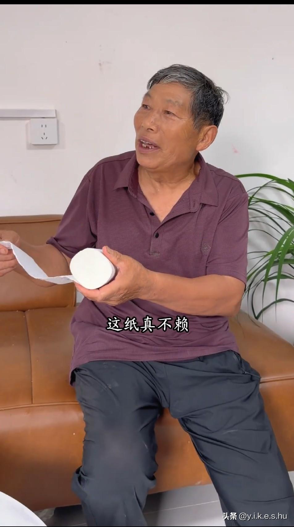 妮娃得好好奖励了，树兰和老表正在给纸巾打广告，妮娃正好在外面叫唤要上厕所