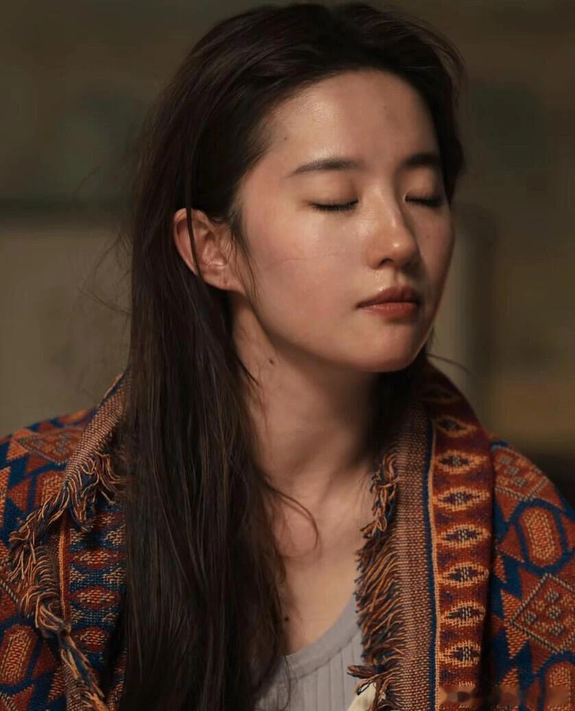 刘亦菲[超话]  有人说她的脸藏着一丝仙气 多看几眼，似乎连心灵都能得到净化。可