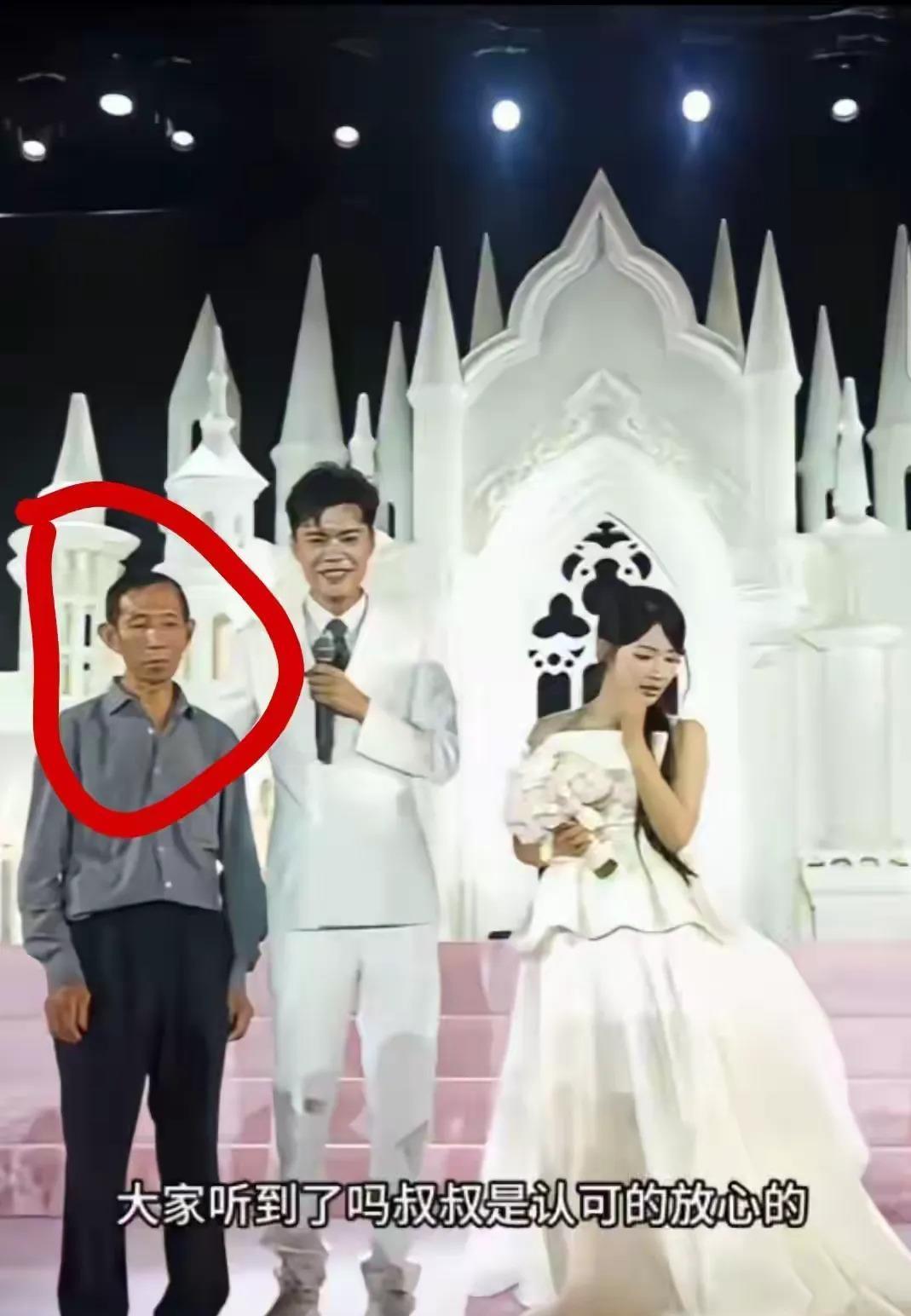 婚礼现场，阿梓爸爸全程黑着脸。女儿挺着孕肚办仪式，这婚还得等生完再补，身边站着的
