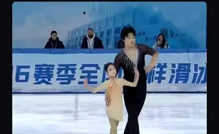 9岁男孩把16岁女孩抛上天
 
30厘米身高差，裁判看呆
 
这是国内双人滑最炸