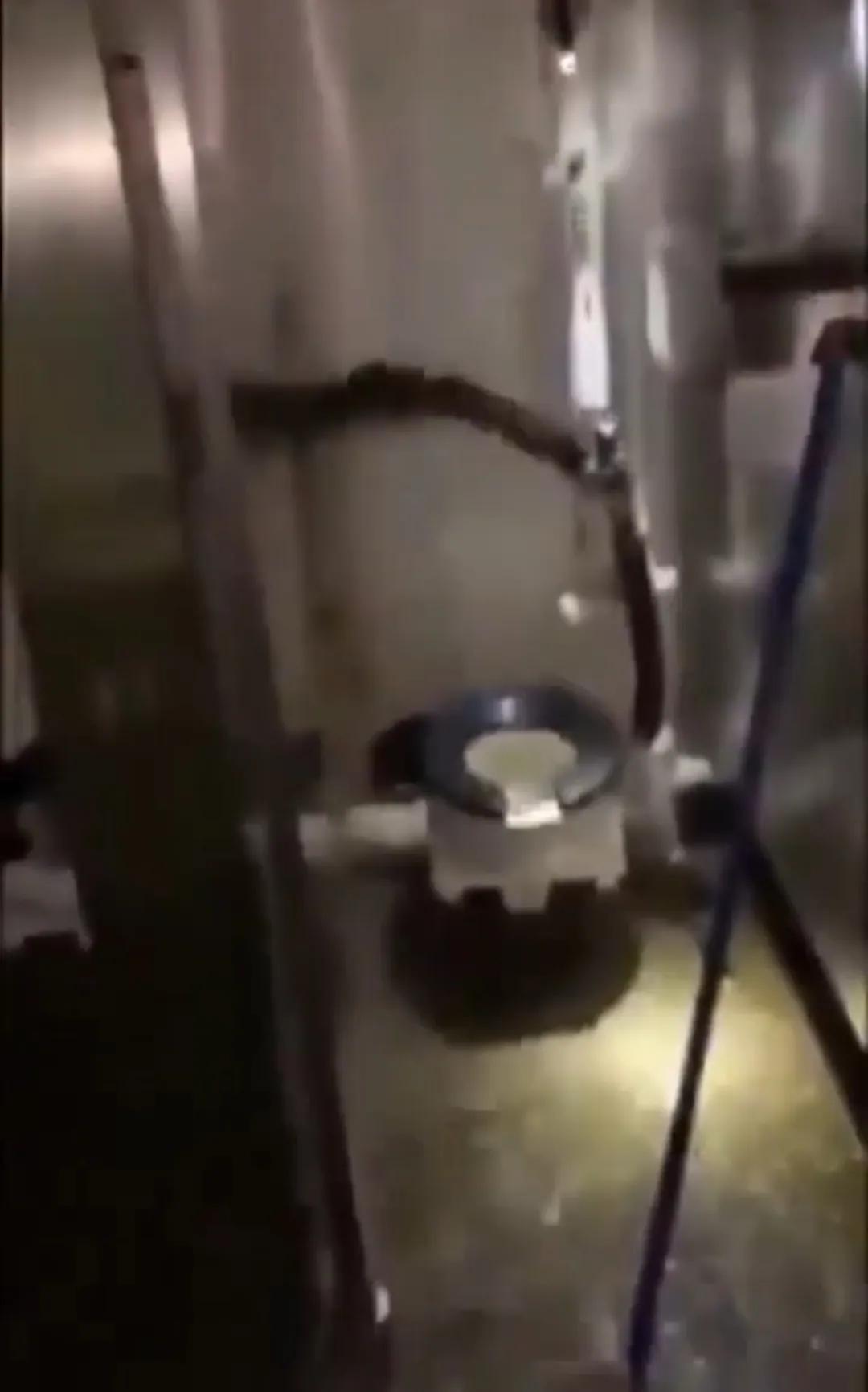 美国海军“福特”号航母的污水处理系统爆管了，导致舰上约80%的厕所无法正常使用，