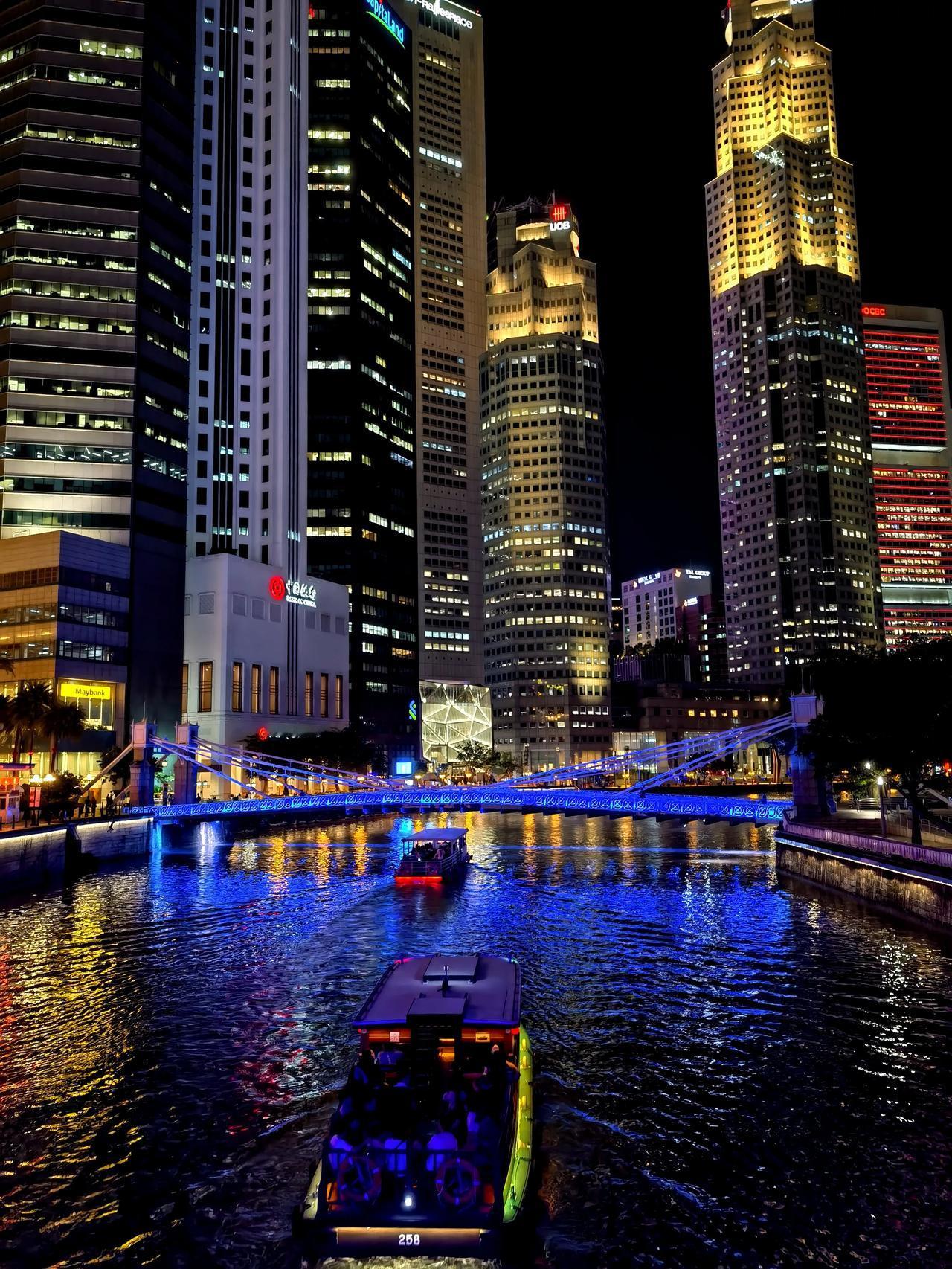 航展之余，citywalk来寻找这座城市的对称点，在这里她能把古今中外融合的很好