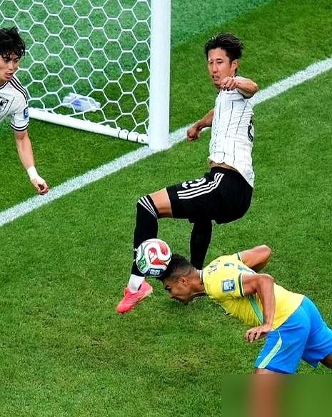 日本队又输了，1：2被巴西逆转，连续第五次倒在世界杯16强。

一模一样的剧本。