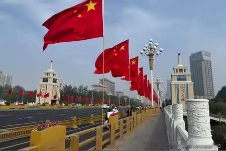时光跌跌撞撞，季节来来往往，所得所不得，皆不如心安理得。人间熙熙攘攘，岁月匆匆忙