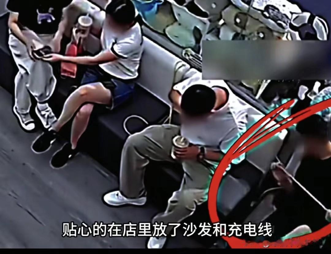 烟台有家手机店老板，店里摆了沙发还准备了充电线，方便路人应急用。结果10月4日几