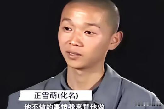 2010年，一少年放学回家，撞见母亲趴在村霸身上，而父亲则无囊在蹲在一旁看着。少