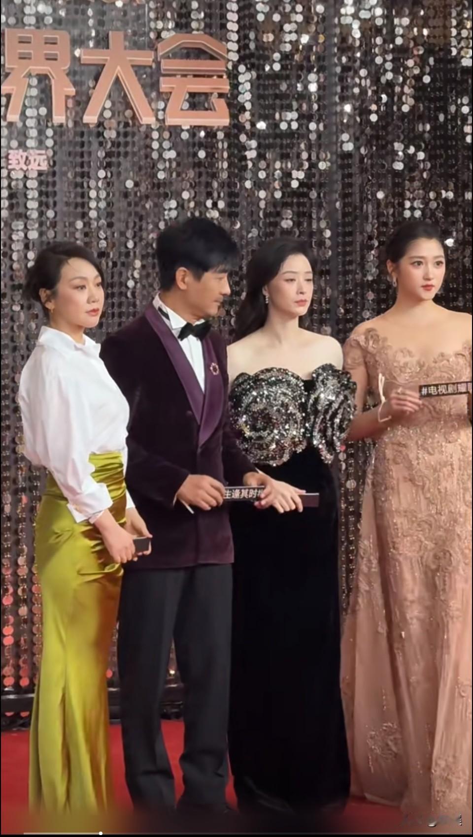 小巷这一家子来了～蒋欣现在的服装思路就挺适合她的，好看！

这个视频让我直观感受