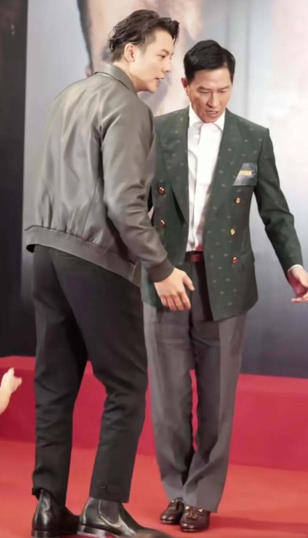 张家辉、陈伟霆一起去出席活动，两个大帅哥同框好养眼，原来陈伟霆有那么高，一米八的