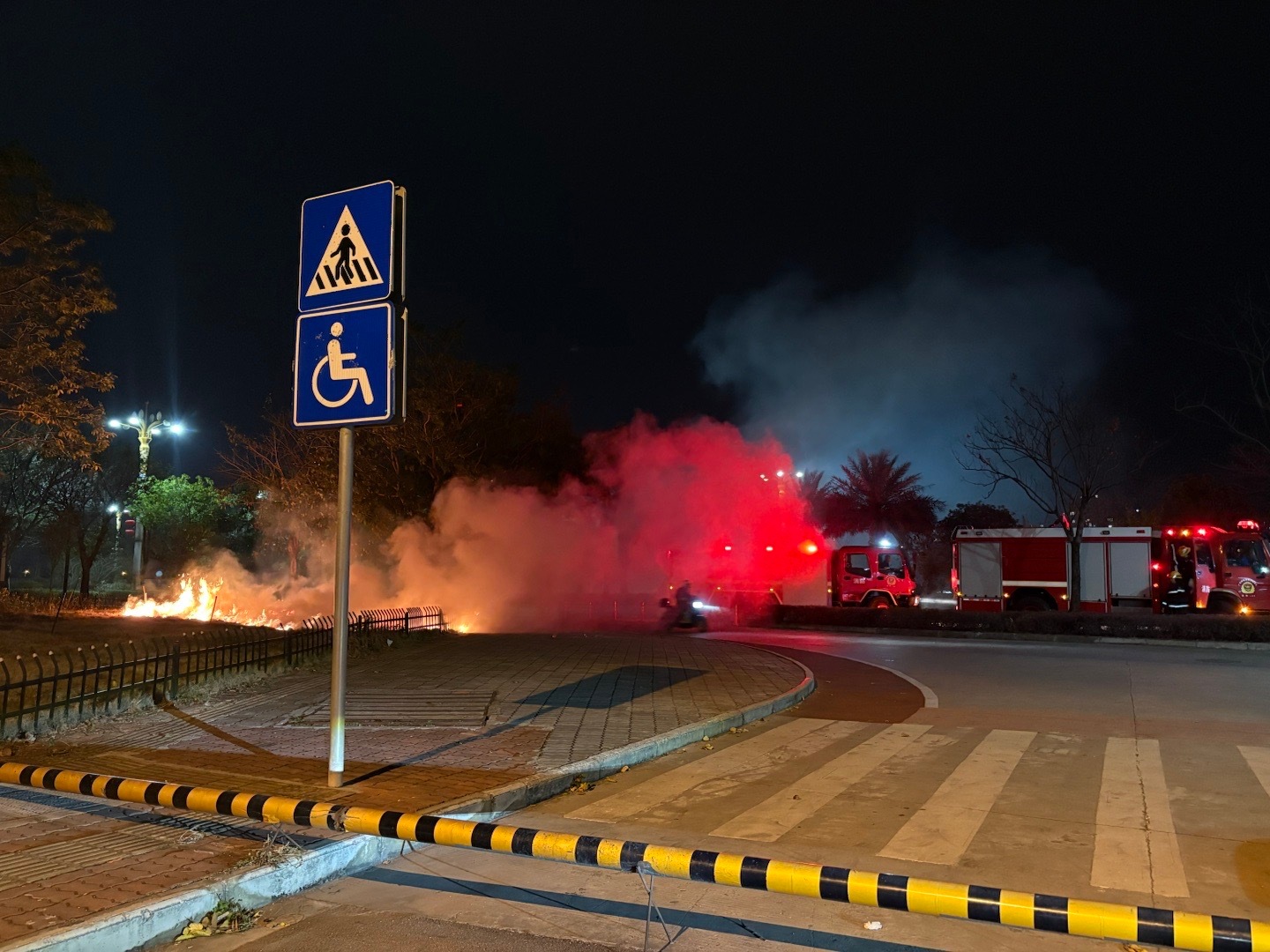 回家路上看到着火了 疑似小情侣放烟花弄的 第一次打119 