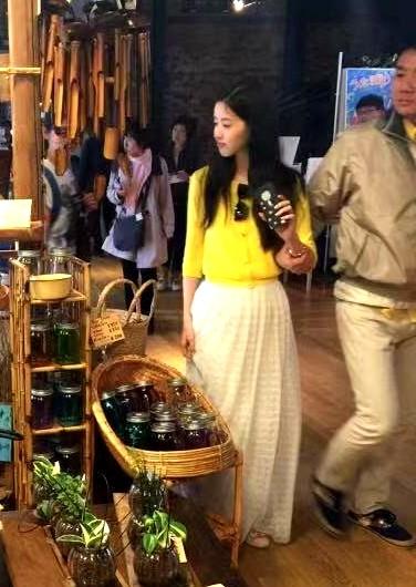 路人镜头下的刘强东章泽天，好似偶像剧里面的总裁和他的美娇妻，两人恩恩爱爱把街逛，