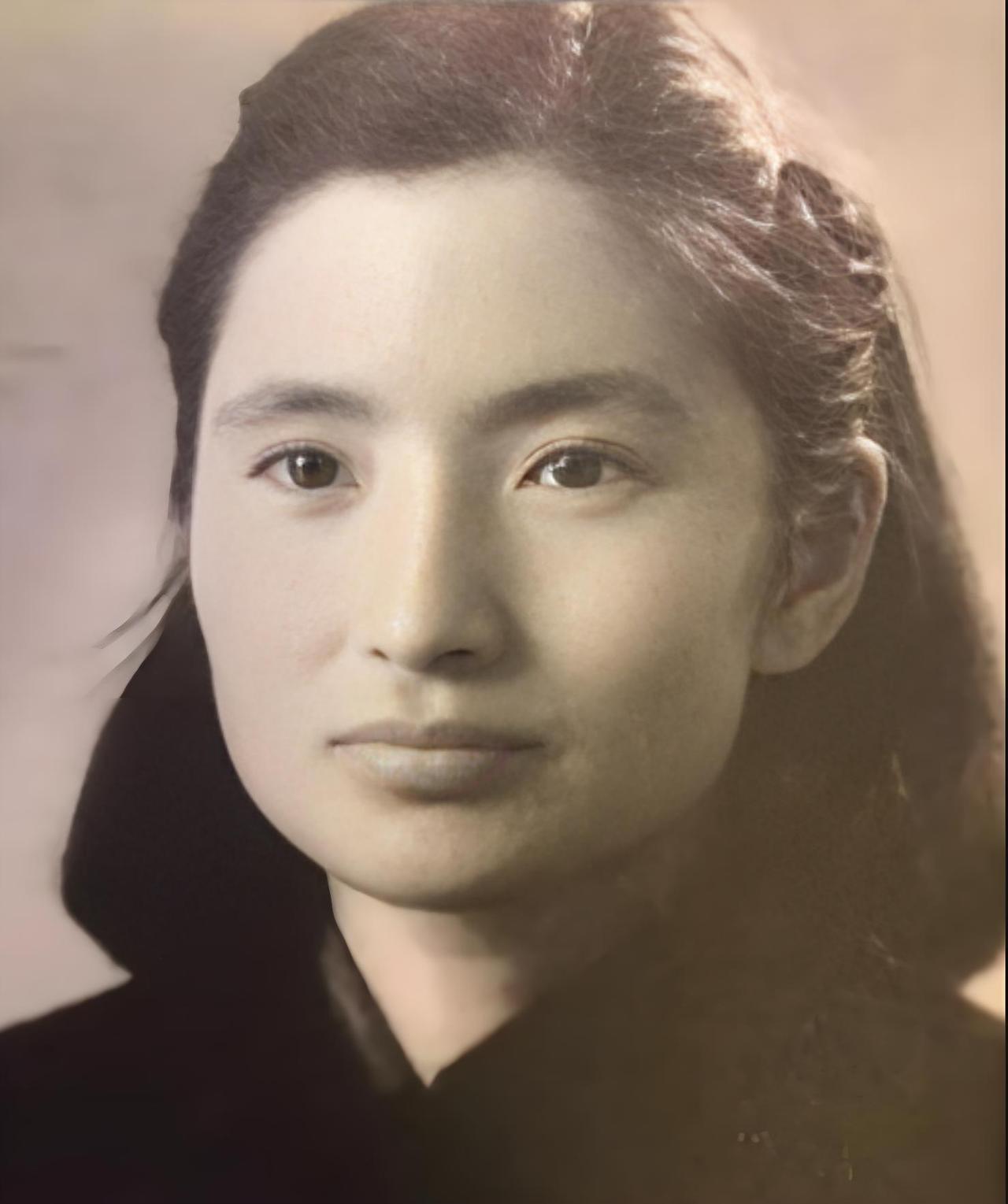 1943年，女特工邓静华炸毁日伪机关后，逃亡城外，不想日军穷追不舍，在她驾车过桥