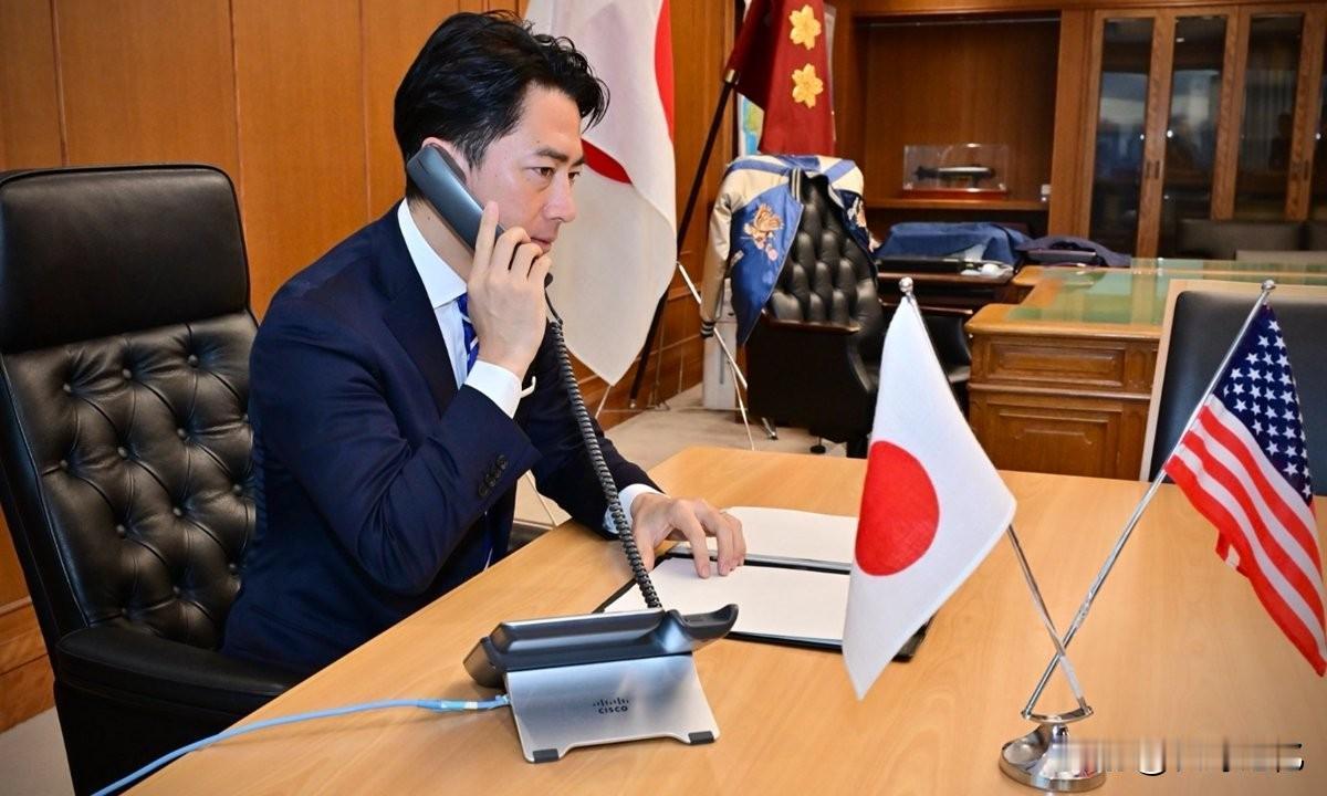 日本防卫大臣小泉进次郎12月12日与美国国防部长赫格塞思通话，并把通话画面在社交