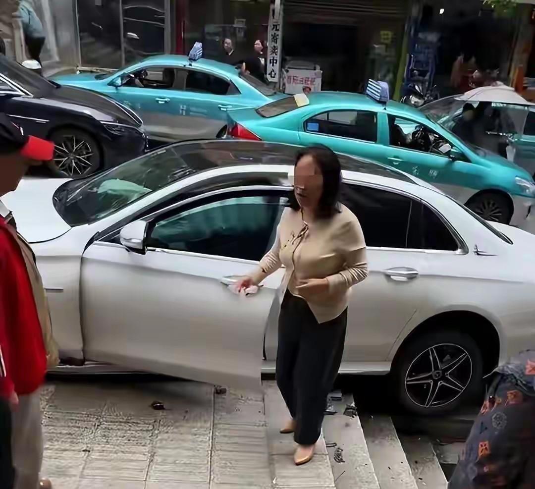 5月11日，重庆，就在原本温馨的母亲节这一天，一桩惨烈的血案打破了宁静。57岁的