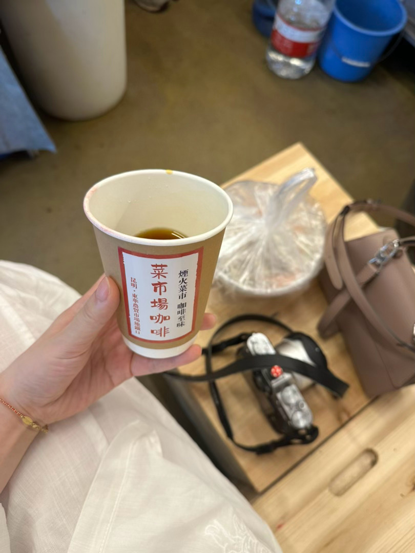 暑期的翠湖好比假期的三坊七巷 人从众 吃顿饭到东华采购 每周必买的木姜子鸡爪子老