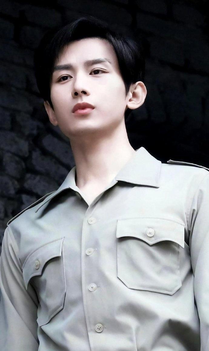 cy 成毅谢淮安

成毅，做事总是三分钟热度的我，却爱了你这么久。平常丢三落四的