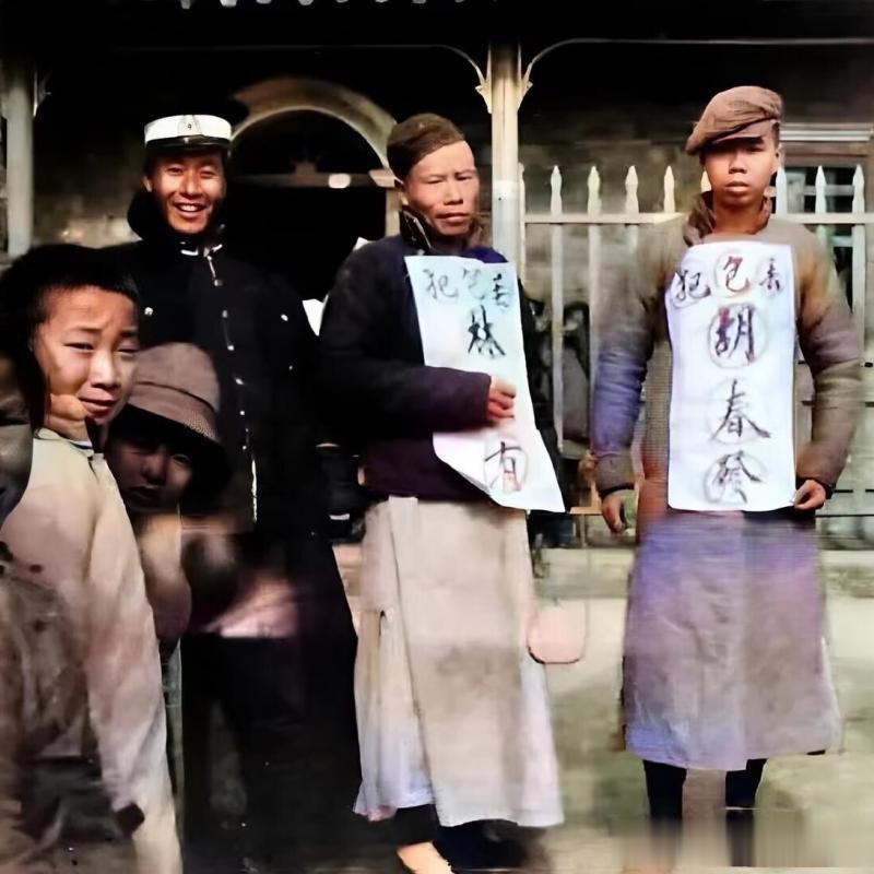 照片中的两名男子是民国时期的诈骗犯，不过当时他们有另一名字叫“丢包犯”！
之所以