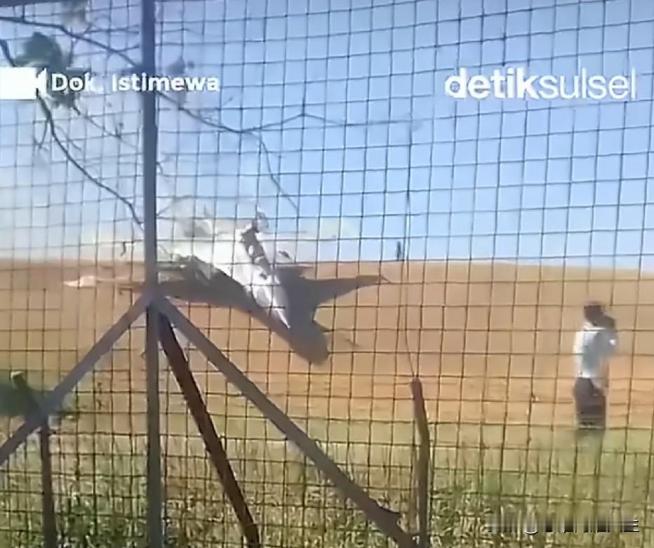 今天，印尼空军的一架苏-30MK2战机在苏丹哈桑丁空军基地降落时冲出跑道。
从现