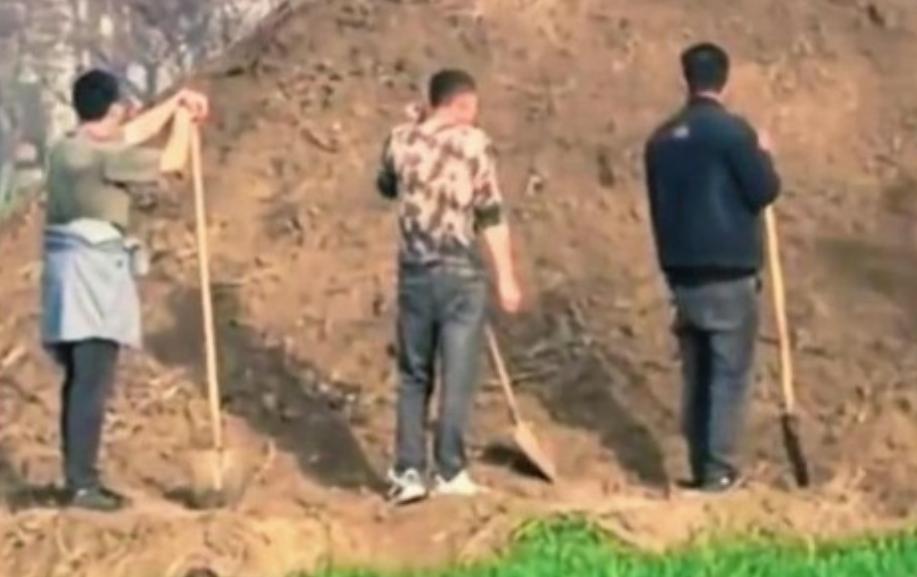 信阳，男子和邻居有旧怨，便偷偷跑到对方的祖坟，插上桃木桩，撒上雄黄粉。他本以为自