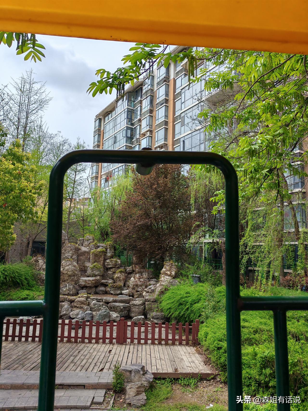 无意的一句话，把我邻居坑了
昨天我去跟买房人办户口迁出手续，回了一趟以前住的小区