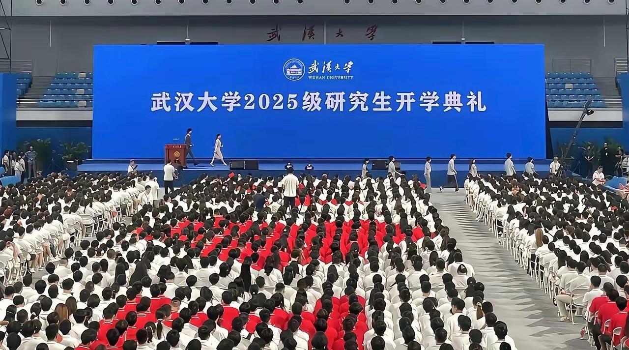 此次研究生开学典礼，

依旧沿用了白色椅子，

但与之前有所不同的是，

这次椅
