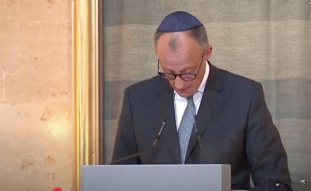昨天，德国总理梅尔茨戴着犹太小帽，泪流满面，就日益高涨的反犹太主义狂潮发表感人演
