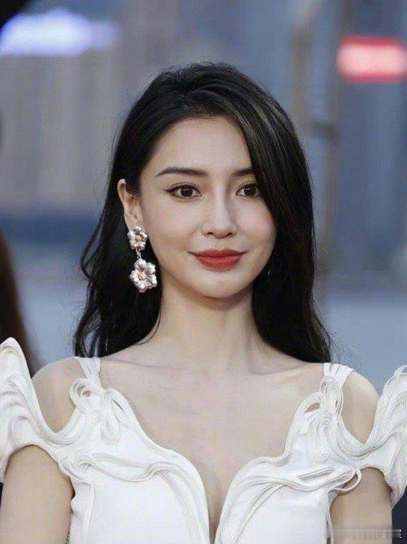 #Angelababy金像奖红毯# baby当年电影票房都不错，口碑虽不好但是也