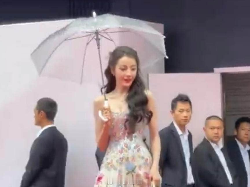 #迪丽热巴撑伞走红毯氛围感#蛙趣，谁懂啊家人们？！迪丽热巴的这个打伞的物料出圈了