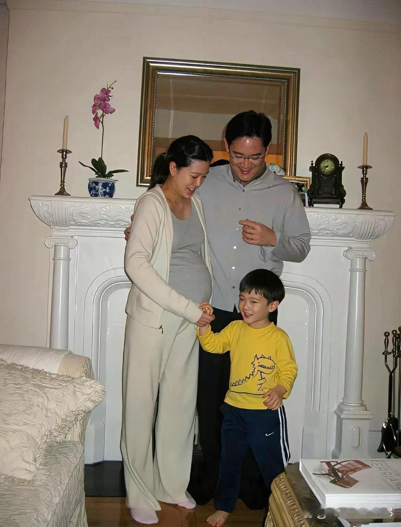 2003年，李在镕、前妻林世玲和儿子李智昊在家合影。那时林世玲怀着二胎，他俩也曾