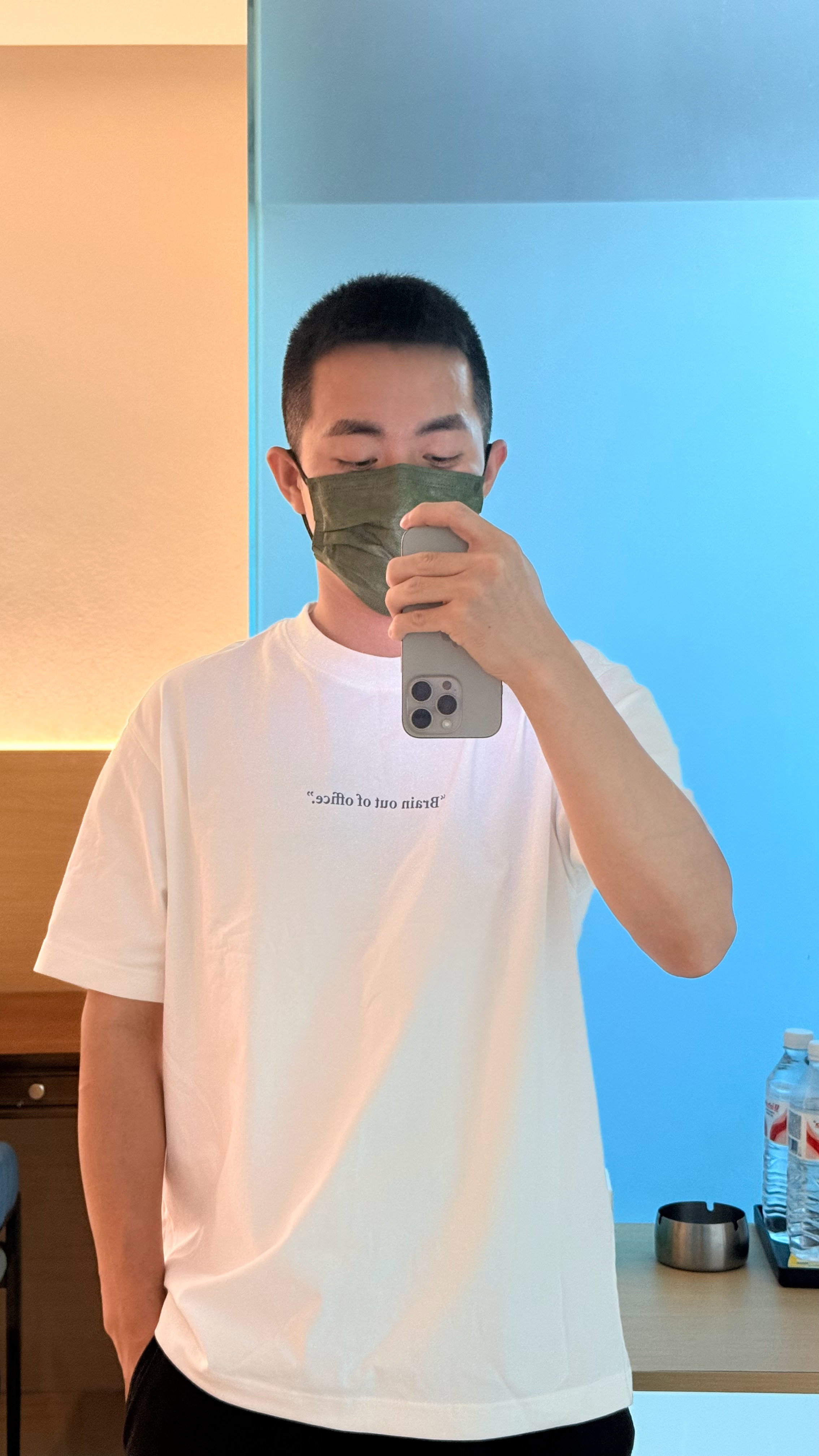 村口的狗叫了，其他的狗也跟着叫。但他们并不知道为什么，当混浊成为一种常态，清白也
