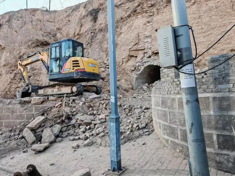 山西省中阳县一段500多年历史的明代城墙被拆毁，原址上又建造了仿古的新城墙。据澎
