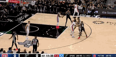 很夸张！文班亚马这射程也太远了！
在今天NBA常规赛马刺对阵活塞的第一节比赛中，