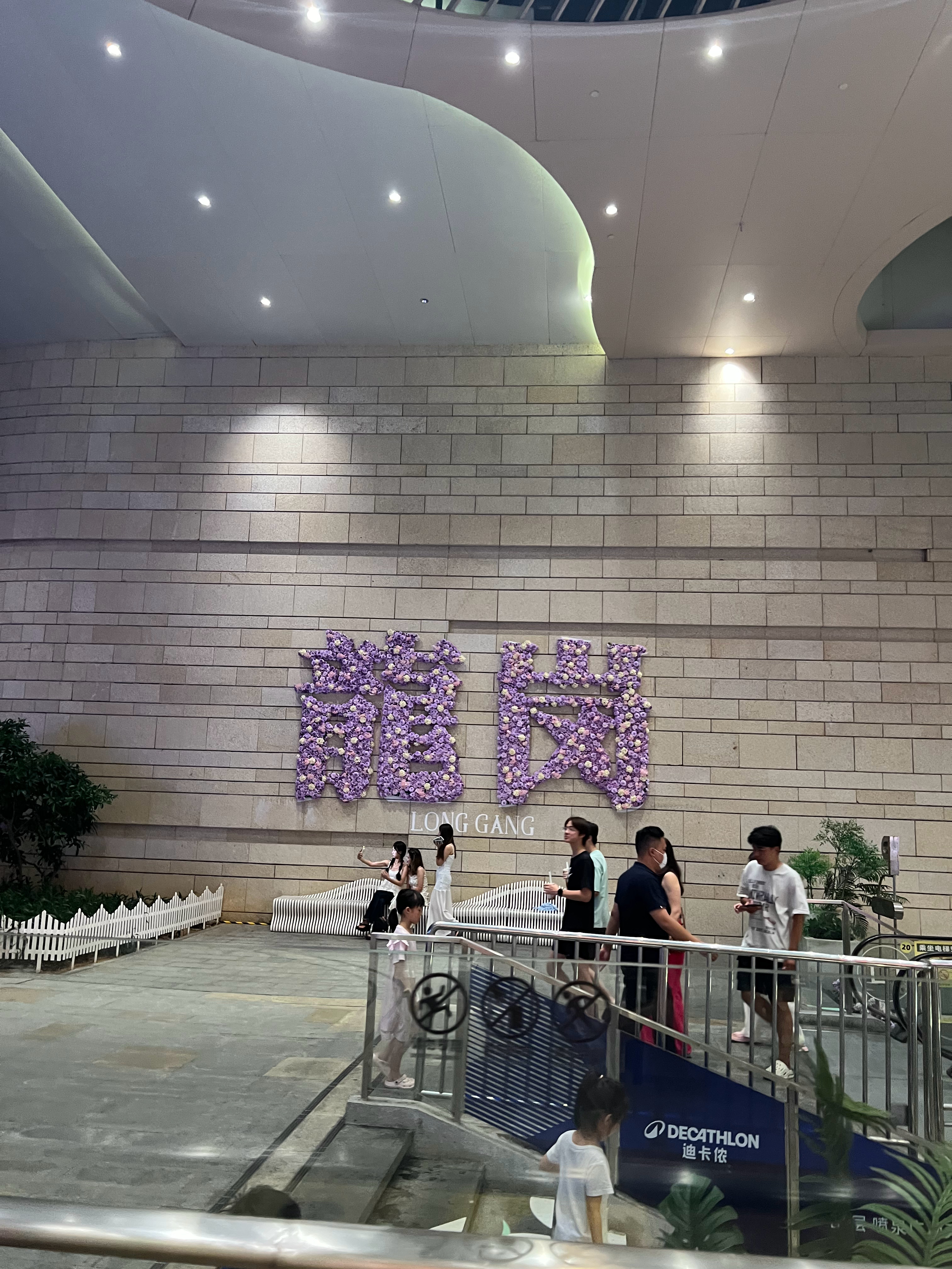 高温天运动后不要猛吹空调刚结束运动浑身出汗，毛孔张开、血液循环加快，立刻直吹低温