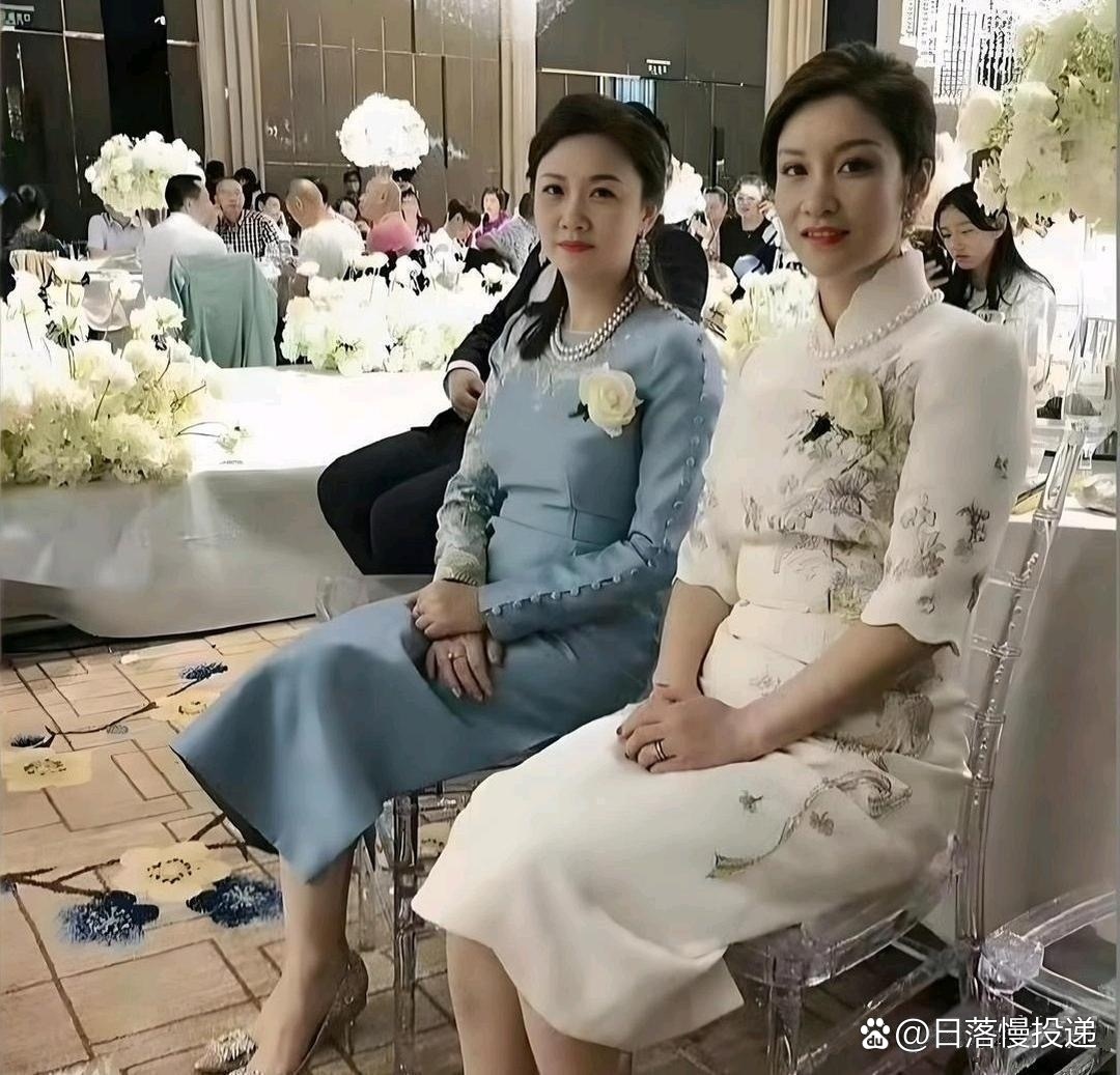 婚礼上的两亲家母，都不是一般的人家啊 ​​​