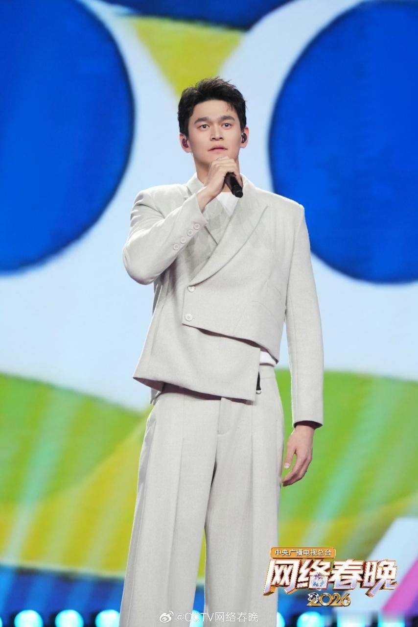 孙杨开口以为泳池来水了 孙杨网晚唱《月亮照山川》，开口就有“泳池既视感”！全凭热