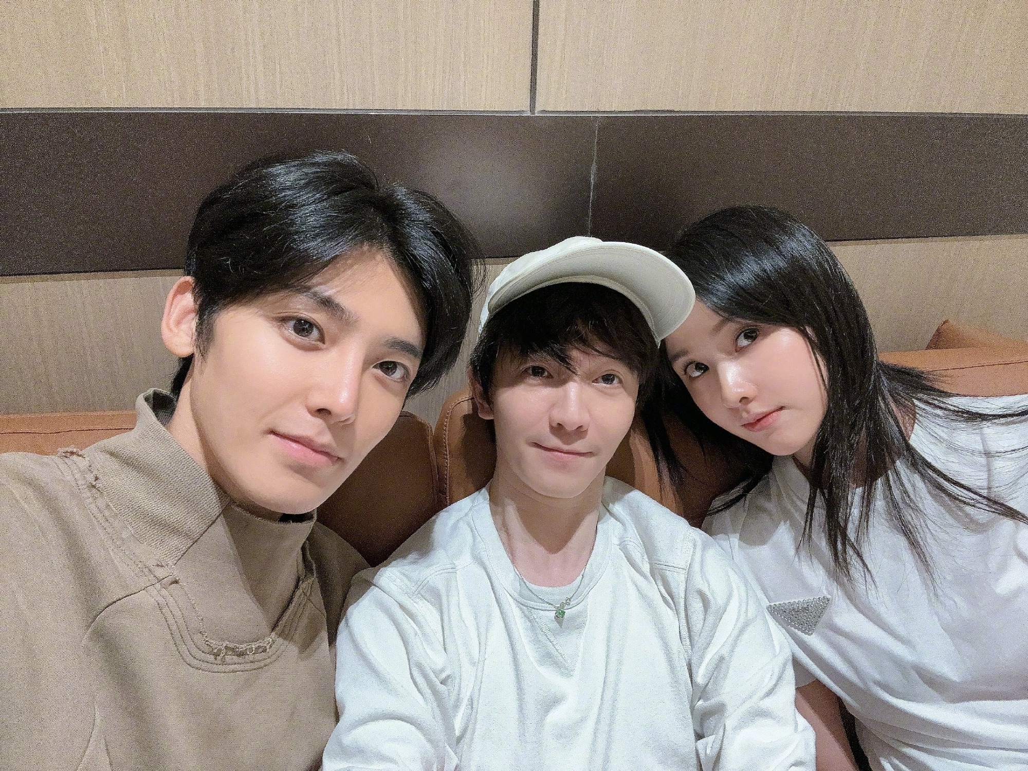 #郭敬明侯明昊陈都灵素颜自拍# 郭敬明晒出与侯明昊和陈都灵的素颜自拍，这画面真是