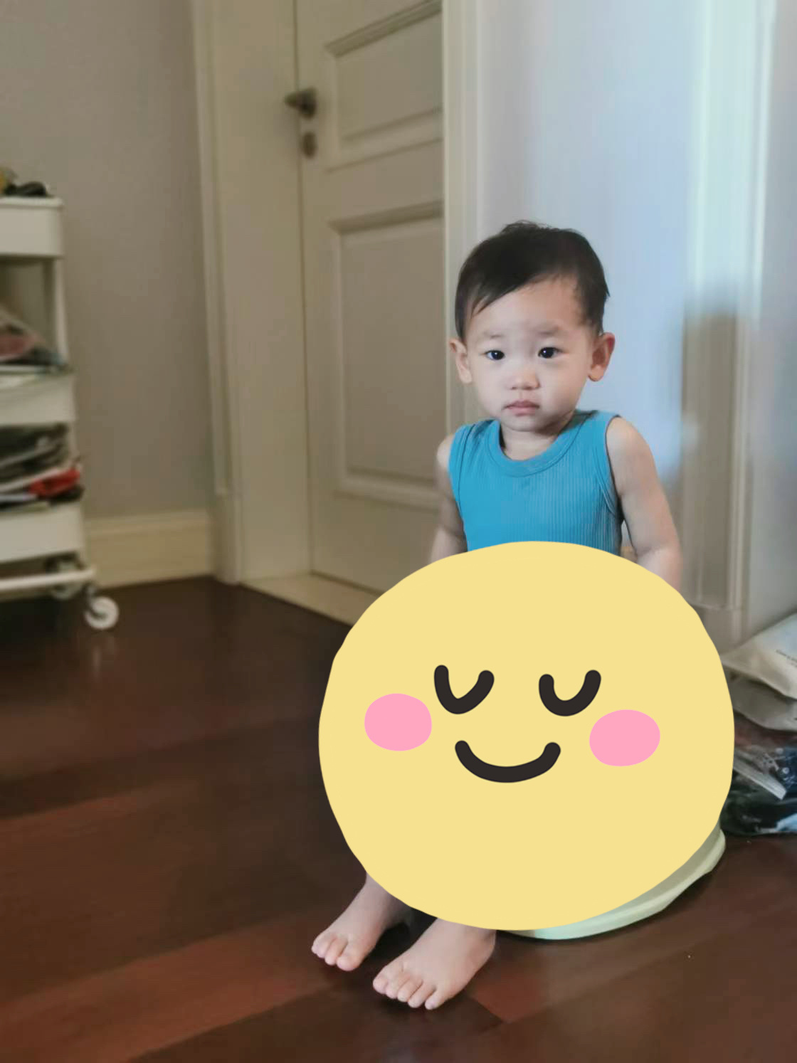 记录一下，一岁半，自己去马桶上拉臭臭了。没做任何如厕训练呢，都是她自己的意愿。 