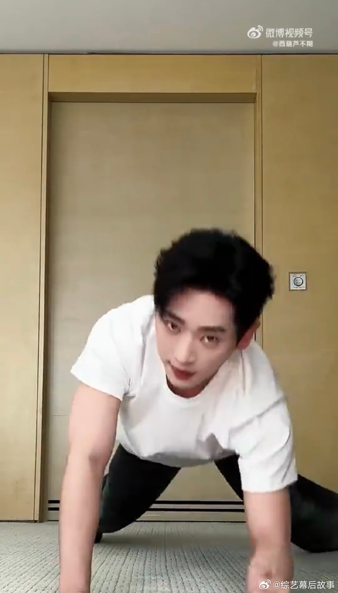 丞磊轻松搞定平板支撑！500w实至名归！丞磊庆祝粉丝破500w丞磊平板支撑卡点视